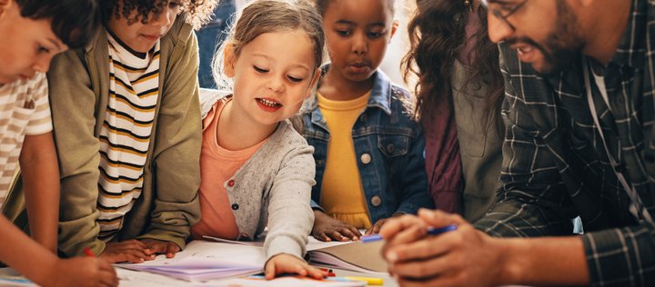 Grundschulkinder mit Lehrkraft