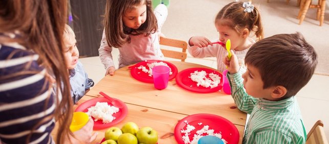 Kinder essen im Kindergarten. Kinder essen im Kindergarten.
