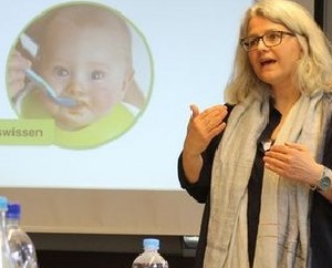 Referentin hält eine Fortbildung zur Säuglingsernährung
