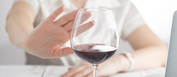 Hand vor Weinglas