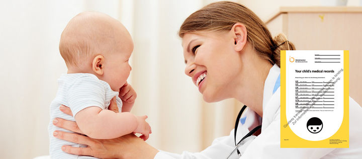 Kinderuntersuchungsheft und Ärztin mit Baby