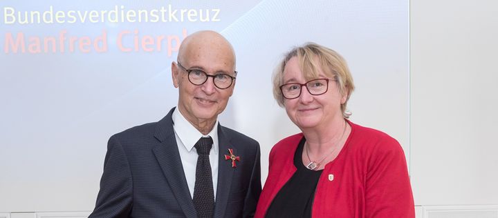 Manfred Cierpka erhält Bundesverdienstkreuz von Theresia Bauer