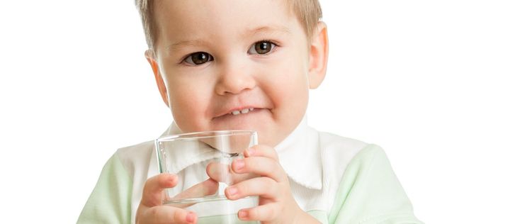 Kleinkind mit Wasserglas